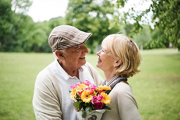 포토 JPG 주간 서양인 나무 응시 공원 여자 노년 남자 꽃다발 안기 미소 사람 근접촬영 잔디 상반신 야외 두명 옆모습 실버라이프 마주보기 노부부 나뭇가지 70대 체코 프라하 국내포토 자연요소 외국인 식물 라이프스타일 부부 시선 공공시설 꽃 유럽 뷰포인트 모션 표정 성인 파일형식