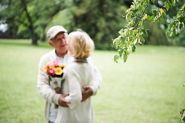 포토 JPG 주간 서양인 나무 응시 공원 여자 노년 남자 꽃다발 안기 나뭇잎 사람 잔디 상반신 야외 두명 앞모습 뒷모습 실버라이프 마주보기 노부부 나뭇가지 70대 체코 프라하 국내포토 자연요소 외국인 식물 라이프스타일 부부 시선 공공시설 꽃 유럽 뷰포인트 잎 모션 성인 파일형식