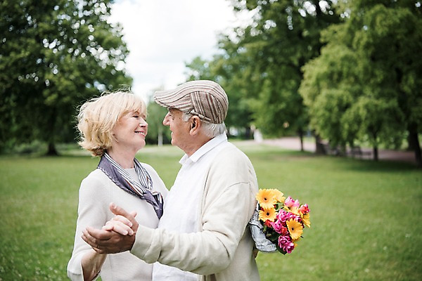 포토 JPG 주간 서양인 나무 응시 공원 여자 노년 남자 꽃다발 안기 미소 사람 잔디 상반신 야외 두명 옆모습 실버라이프 마주보기 손잡기 노부부 춤 70대 체코 프라하 공원길 국내포토 자연요소 외국인 식물 라이프스타일 부부 시선 공공시설 꽃 유럽 길 뷰포인트 모션 문화예술 표정 성인 파일형식
