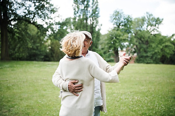 포토 JPG 주간 서양인 나무 응시 공원 여자 노년 남자 안기 미소 사람 잔디 상반신 야외 두명 앞모습 뒷모습 실버라이프 손잡기 노부부 춤 70대 체코 프라하 국내포토 자연요소 외국인 식물 라이프스타일 부부 시선 공공시설 유럽 뷰포인트 모션 문화예술 표정 성인 파일형식