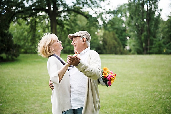 포토 JPG 주간 서양인 나무 응시 공원 여자 노년 남자 꽃다발 미소 사람 잔디 상반신 야외 두명 옆모습 실버라이프 손잡기 노부부 춤 즐거움 70대 체코 프라하 국내포토 자연요소 외국인 식물 라이프스타일 부부 시선 공공시설 꽃 감정 유럽 뷰포인트 모션 문화예술 표정 성인 파일형식
