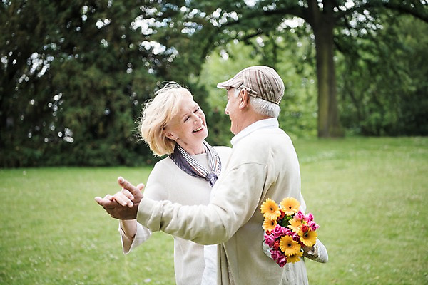 포토 JPG 주간 서양인 나무 응시 공원 여자 노년 남자 꽃다발 미소 사람 잔디 상반신 야외 두명 앞모습 옆모습 실버라이프 마주보기 손잡기 노부부 춤 70대 체코 프라하 국내포토 자연요소 외국인 식물 라이프스타일 부부 시선 공공시설 꽃 유럽 뷰포인트 모션 문화예술 표정 성인 파일형식