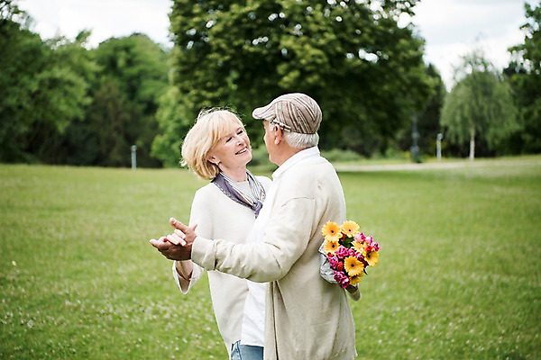 포토 JPG 주간 서양인 나무 응시 공원 여자 노년 남자 행복 꽃다발 미소 사람 잔디 상반신 야외 두명 옆모습 실버라이프 마주보기 손잡기 노부부 춤 70대 체코 프라하 국내포토 자연요소 외국인 식물 라이프스타일 부부 시선 공공시설 꽃 감정 유럽 뷰포인트 모션 문화예술 표정 성인 파일형식