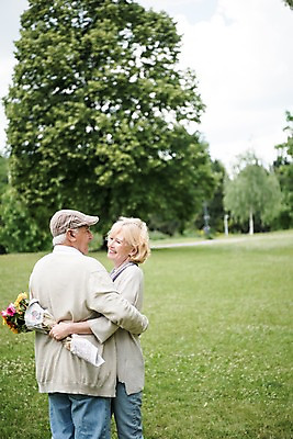 포토 JPG 주간 서양인 나무 응시 공원 여자 노년 남자 행복 꽃다발 안기 하늘 미소 사람 잔디 상반신 야외 두명 옆모습 뒷모습 실버라이프 노부부 70대 체코 프라하 국내포토 자연요소 외국인 식물 라이프스타일 부부 시선 공공시설 꽃 감정 유럽 뷰포인트 모션 표정 성인 파일형식