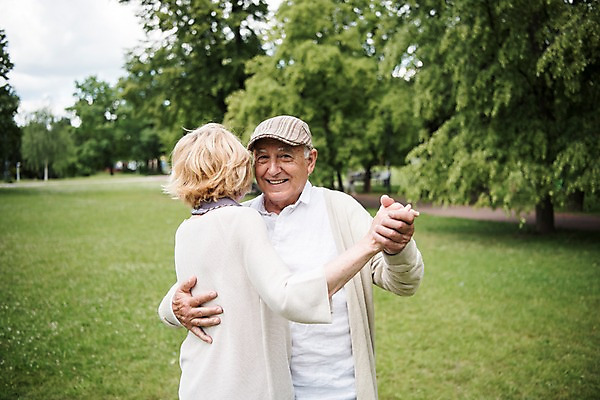 포토 JPG 주간 서양인 나무 응시 공원 여자 노년 남자 안기 미소 사람 잔디 상반신 야외 두명 앞모습 뒷모습 실버라이프 손잡기 노부부 춤 70대 체코 프라하 공원길 국내포토 자연요소 외국인 식물 라이프스타일 부부 시선 공공시설 유럽 길 뷰포인트 모션 문화예술 표정 성인 파일형식