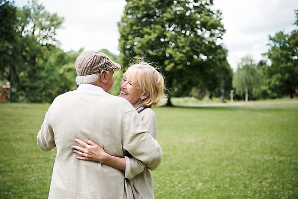 포토 JPG 주간 서양인 나무 공원 여자 노년 남자 안기 미소 사람 잔디 상반신 야외 두명 앞모습 뒷모습 실버라이프 노부부 춤 숲 70대 체코 프라하 국내포토 자연요소 외국인 식물 라이프스타일 부부 공공시설 유럽 뷰포인트 모션 문화예술 표정 성인 파일형식