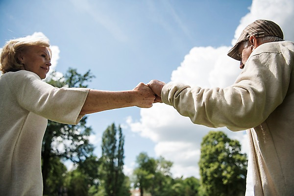 포토 JPG 주간 서양인 나무 구름 응시 여자 노년 남자 로우앵글 하늘 미소 사람 상반신 야외 두명 옆모습 실버라이프 손잡기 노부부 70대 체코 프라하 국내포토 자연요소 외국인 식물 라이프스타일 부부 시선 유럽 뷰포인트 모션 표정 성인 파일형식