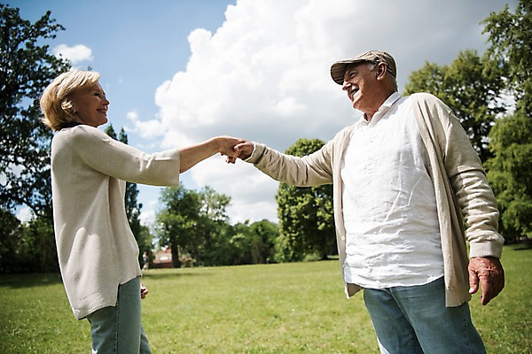 포토 JPG 주간 서양인 나무 구름 응시 공원 여자 노년 남자 하늘 서기 미소 사람 잔디 상반신 야외 두명 옆모습 실버라이프 마주보기 손잡기 노부부 70대 체코 프라하 국내포토 자연요소 외국인 식물 라이프스타일 부부 시선 공공시설 유럽 뷰포인트 모션 표정 성인 파일형식
