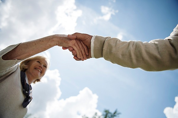포토 JPG 주간 서양인 나무 구름 손 응시 여자 노년 남자 로우앵글 하늘 미소 사람 근접촬영 상반신 야외 두명 옆모습 신체부위 실버라이프 손들기 손잡기 노부부 70대 체코 프라하 국내포토 자연요소 외국인 식물 라이프스타일 부부 시선 유럽 뷰포인트 모션 표정 성인 파일형식