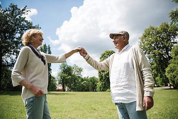 포토 JPG 주간 서양인 나무 구름 응시 공원 여자 노년 남자 하늘 서기 미소 사람 잔디 상반신 야외 두명 옆모습 실버라이프 손들기 마주보기 손잡기 노부부 숲 70대 체코 프라하 국내포토 자연요소 외국인 식물 라이프스타일 부부 시선 공공시설 유럽 뷰포인트 모션 표정 성인 파일형식