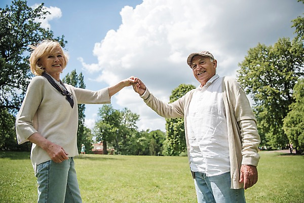 포토 JPG 주간 서양인 나무 구름 공원 여자 노년 남자 하늘 서기 미소 사람 잔디 상반신 야외 두명 옆모습 실버라이프 손들기 손잡기 노부부 70대 체코 프라하 국내포토 자연요소 외국인 식물 라이프스타일 부부 공공시설 유럽 뷰포인트 모션 표정 성인 파일형식