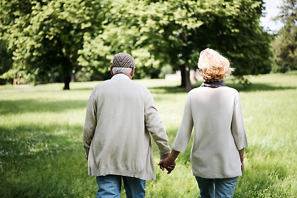 포토 JPG 주간 서양인 나무 공원 여자 노년 남자 사람 잔디 상반신 야외 두명 뒷모습 실버라이프 걷기 손잡기 노부부 그늘 70대 체코 프라하 국내포토 자연요소 외국인 식물 라이프스타일 부부 공공시설 유럽 뷰포인트 모션 성인 파일형식