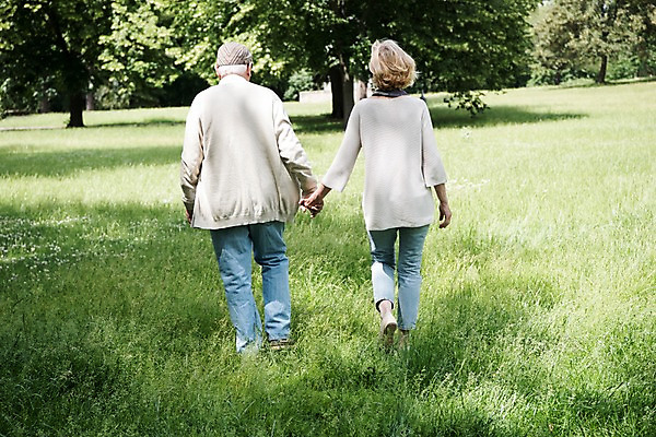 포토 JPG 주간 전신 서양인 나무 공원 여자 노년 남자 사람 잔디 야외 두명 뒷모습 실버라이프 걷기 손잡기 노부부 산책 들꽃 그늘 들풀 70대 체코 프라하 국내포토 자연요소 외국인 식물 라이프스타일 부부 공공시설 꽃 유럽 뷰포인트 모션 휴식 성인 파일형식
