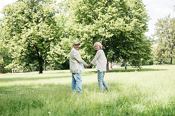 포토 JPG 주간 전신 서양인 나무 응시 공원 여자 노년 남자 미소 사람 잔디 야외 두명 뒷모습 실버라이프 손잡기 노부부 들꽃 뒤돌아보기 들풀 70대 체코 프라하 국내포토 자연요소 외국인 식물 라이프스타일 부부 시선 공공시설 꽃 유럽 뷰포인트 모션 표정 성인 파일형식