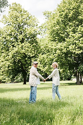 포토 JPG 주간 전신 서양인 나무 응시 공원 여자 노년 남자 서기 미소 사람 잔디 야외 두명 뒷모습 실버라이프 손잡기 노부부 들꽃 뒤돌아보기 70대 체코 프라하 국내포토 자연요소 외국인 식물 라이프스타일 부부 시선 공공시설 꽃 유럽 뷰포인트 모션 표정 성인 파일형식