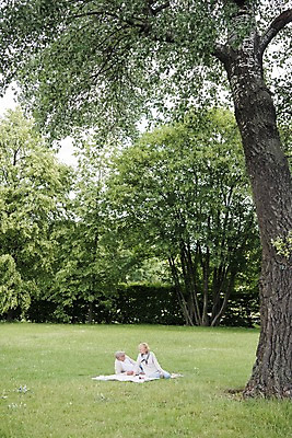 포토 JPG 주간 전신 서양인 나무 응시 공원 여자 노년 남자 미소 사람 잔디 야외 두명 앞모습 옆모습 실버라이프 소풍 마주보기 노부부 돗자리 70대 체코 프라하 국내포토 자연요소 외국인 식물 라이프스타일 부부 시선 공공시설 유럽 뷰포인트 모션 표정 성인 야외활동 파일형식