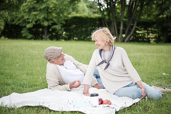 포토 JPG 주간 전신 서양인 나무 응시 공원 여자 노년 남자 미소 사람 앉기 잔디 야외 두명 앞모습 옆모습 실버라이프 눕기 소풍 마주보기 노부부 사과 돗자리 70대 체코 프라하 국내포토 자연요소 외국인 식물 라이프스타일 부부 시선 공공시설 유럽 뷰포인트 과일 모션 표정 성인 야외활동 파일형식