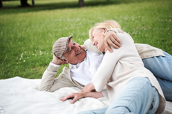 포토 JPG 주간 서양인 응시 공원 여자 노년 남자 안기 미소 사람 잔디 상반신 야외 두명 앞모습 옆모습 실버라이프 눕기 소풍 마주보기 노부부 들꽃 돗자리 70대 체코 프라하 어깨에손 국내포토 자연요소 외국인 식물 라이프스타일 부부 시선 공공시설 꽃 유럽 뷰포인트 모션 표정 성인 야외활동 파일형식