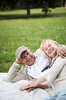 포토 JPG 주간 서양인 나무 응시 공원 여자 노년 남자 안기 미소 사람 잔디 상반신 야외 두명 앞모습 옆모습 실버라이프 눕기 소풍 노부부 기댐 그늘 돗자리 70대 체코 프라하 국내포토 자연요소 외국인 식물 라이프스타일 부부 시선 공공시설 유럽 뷰포인트 모션 표정 성인 야외활동 파일형식