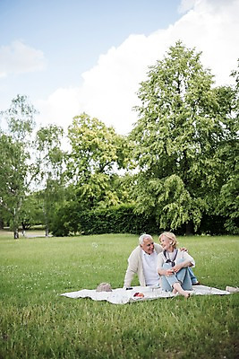 포토 JPG 주간 전신 서양인 나무 공원 여자 노년 남자 미소 사람 앉기 잔디 야외 두명 앞모습 실버라이프 소풍 노부부 사과 즐거움 돗자리 70대 체코 프라하 테이크아웃컵 어깨에손 국내포토 자연요소 외국인 식물 라이프스타일 부부 공공시설 감정 유럽 뷰포인트 과일 모션 표정 성인 컵 야외활동 파일형식