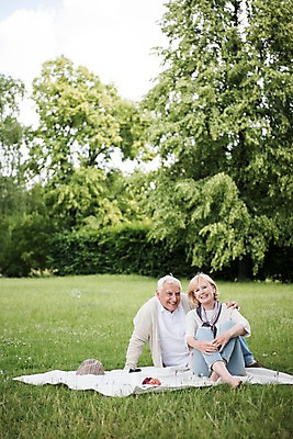 포토 JPG 주간 전신 서양인 나무 응시 공원 여자 노년 남자 미소 사람 앉기 잔디 야외 두명 앞모습 실버라이프 소풍 노부부 사과 돗자리 70대 체코 프라하 테이크아웃컵 어깨에손 국내포토 자연요소 외국인 식물 라이프스타일 부부 시선 공공시설 유럽 뷰포인트 과일 모션 표정 성인 컵 야외활동 파일형식