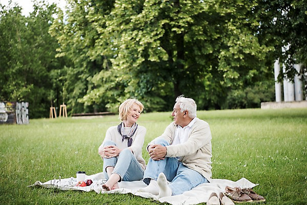 포토 JPG 주간 전신 서양인 나무 응시 공원 여자 노년 남자 신발 미소 사람 잔디 야외 두명 앞모습 실버라이프 소풍 마주보기 노부부 사과 즐거움 돗자리 70대 체코 프라하 테이크아웃컵 국내포토 자연요소 외국인 식물 라이프스타일 부부 시선 공공시설 감정 유럽 뷰포인트 과일 모션 표정 성인 컵 야외활동 파일형식
