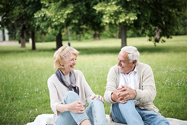 포토 JPG 주간 서양인 나무 응시 공원 여자 노년 남자 미소 사람 앉기 잔디 상반신 야외 두명 앞모습 실버라이프 소풍 노부부 즐거움 돗자리 70대 체코 프라하 국내포토 자연요소 외국인 식물 라이프스타일 부부 시선 공공시설 감정 유럽 뷰포인트 모션 표정 성인 야외활동 파일형식
