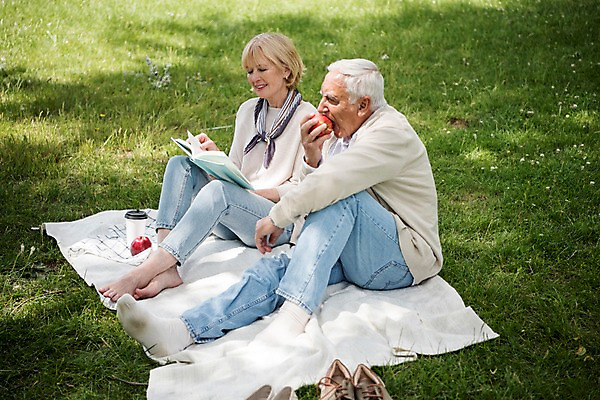 포토 JPG 주간 전신 서양인 공원 여자 노년 남자 들기 사람 잔디 야외 두명 옆모습 책 실버라이프 독서 소풍 노부부 사과 먹기 들풀 돗자리 70대 체코 프라하 국내포토 자연요소 외국인 식물 라이프스타일 부부 공공시설 유럽 뷰포인트 과일 모션 성인 야외활동 파일형식