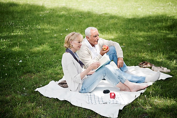 포토 JPG 주간 전신 서양인 공원 여자 노년 남자 신발 사람 앉기 잔디 야외 두명 옆모습 책 실버라이프 독서 소풍 노부부 들꽃 식탁보 사과 먹기 들풀 돗자리 70대 체코 프라하 국내포토 자연요소 외국인 식물 라이프스타일 부부 공공시설 꽃 유럽 뷰포인트 과일 모션 성인 야외활동 파일형식