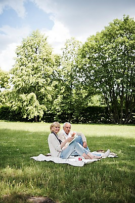 포토 JPG 주간 전신 서양인 나무 응시 공원 여자 노년 남자 하늘 미소 들기 사람 앉기 잔디 야외 두명 옆모습 책 실버라이프 독서 소풍 노부부 사과 돗자리 70대 체코 프라하 국내포토 자연요소 외국인 식물 라이프스타일 부부 시선 공공시설 유럽 뷰포인트 과일 모션 표정 성인 야외활동 파일형식