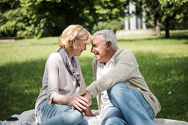 포토 JPG 주간 서양인 응시 공원 여자 노년 남자 사랑 미소 사람 앉기 잔디 상반신 야외 두명 옆모습 실버라이프 소풍 마주보기 손잡기 노부부 돗자리 70대 체코 프라하 테이크아웃컵 국내포토 자연요소 외국인 식물 라이프스타일 부부 시선 공공시설 감정 유럽 뷰포인트 모션 표정 성인 컵 야외활동 파일형식