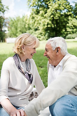 포토 JPG 주간 서양인 나무 응시 공원 여자 노년 남자 행복 미소 사람 앉기 잔디 상반신 야외 두명 옆모습 실버라이프 마주보기 손잡기 노부부 70대 체코 프라하 국내포토 자연요소 외국인 식물 라이프스타일 부부 시선 공공시설 감정 유럽 뷰포인트 모션 표정 성인 파일형식