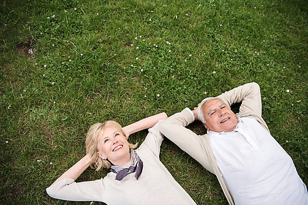 포토 JPG 주간 서양인 응시 공원 여자 노년 남자 미소 사람 잔디 상반신 야외 두명 앞모습 실버라이프 눕기 눈감음 노부부 들꽃 들풀 70대 체코 프라하 팔베개 국내포토 자연요소 외국인 식물 라이프스타일 부부 시선 공공시설 꽃 유럽 뷰포인트 모션 표정 성인 파일형식
