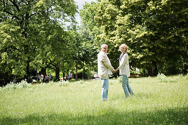 포토 JPG 주간 전신 서양인 나무 응시 공원 여자 노년 남자 서기 미소 사람 잔디 야외 두명 뒷모습 실버라이프 손잡기 노부부 들꽃 숲 들풀 70대 체코 프라하 국내포토 자연요소 외국인 식물 라이프스타일 부부 시선 공공시설 꽃 유럽 뷰포인트 모션 표정 성인 파일형식