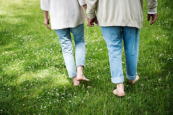 포토 JPG 주간 서양인 공원 여자 노년 남자 맨발 사람 잔디 야외 두명 뒷모습 실버라이프 걷기 손잡기 노부부 들꽃 하반신 70대 체코 프라하 어싱 국내포토 자연요소 외국인 식물 라이프스타일 부부 공공시설 꽃 유럽 뷰포인트 모션 발 성인 파일형식