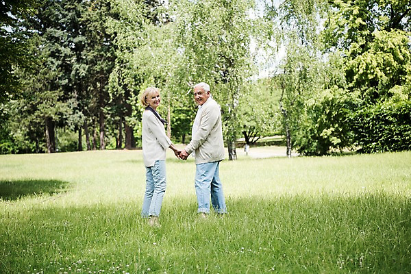 포토 JPG 주간 전신 서양인 나무 응시 공원 여자 노년 남자 서기 미소 사람 잔디 야외 두명 뒷모습 실버라이프 손잡기 노부부 뒤돌아보기 70대 체코 프라하 국내포토 자연요소 외국인 식물 라이프스타일 부부 시선 공공시설 유럽 뷰포인트 모션 표정 성인 파일형식