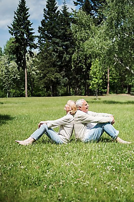 포토 JPG 주간 전신 서양인 나무 공원 여자 노년 남자 맨발 하늘 미소 사람 앉기 잔디 야외 두명 옆모습 실버라이프 노부부 기댐 들꽃 등맞대기 70대 체코 프라하 국내포토 자연요소 외국인 식물 라이프스타일 부부 공공시설 꽃 유럽 뷰포인트 모션 발 표정 성인 파일형식