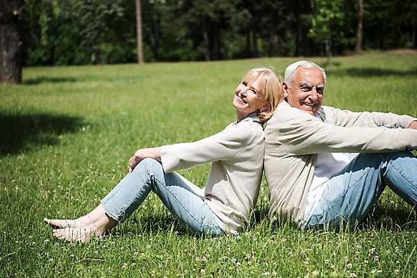 포토 JPG 주간 전신 서양인 나무 응시 공원 여자 노년 남자 미소 사람 잔디 상반신 야외 두명 옆모습 실버라이프 노부부 등맞대기 나무기둥 70대 체코 프라하 국내포토 자연요소 외국인 식물 라이프스타일 부부 시선 공공시설 유럽 뷰포인트 모션 표정 성인 파일형식