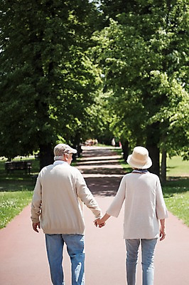 포토 JPG 주간 서양인 나무 공원 여자 노년 남자 길 벤치 사람 잔디 상반신 야외 두명 뒷모습 실버라이프 걷기 손잡기 노부부 산책 그늘 70대 체코 프라하 국내포토 자연요소 외국인 식물 라이프스타일 부부 공공시설 유럽 뷰포인트 의자 모션 휴식 성인 파일형식
