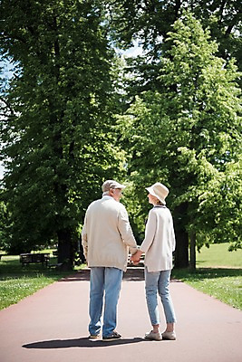 포토 JPG 주간 전신 서양인 나무 공원 여자 노년 남자 길 벤치 사람 잔디 야외 두명 뒷모습 실버라이프 마주보기 걷기 손잡기 노부부 산책 70대 체코 프라하 국내포토 자연요소 외국인 식물 라이프스타일 부부 공공시설 유럽 뷰포인트 의자 모션 휴식 성인 파일형식