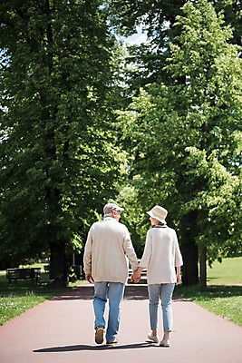 포토 JPG 주간 전신 서양인 나무 공원 여자 노년 남자 길 벤치 사람 잔디 야외 두명 뒷모습 실버라이프 마주보기 걷기 손잡기 노부부 산책 70대 체코 프라하 국내포토 자연요소 외국인 식물 라이프스타일 부부 공공시설 유럽 뷰포인트 의자 모션 휴식 성인 파일형식