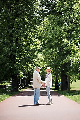 포토 JPG 주간 전신 서양인 나무 응시 공원 여자 노년 남자 미소 사람 잔디 야외 두명 뒷모습 실버라이프 걷기 손잡기 노부부 산책 뒤돌아보기 70대 체코 프라하 국내포토 자연요소 외국인 식물 라이프스타일 부부 시선 공공시설 유럽 뷰포인트 모션 휴식 표정 성인 파일형식