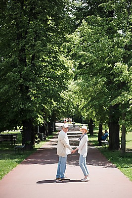 포토 JPG 주간 전신 서양인 나무 응시 공원 여자 노년 남자 벤치 미소 사람 잔디 야외 두명 뒷모습 실버라이프 걷기 손잡기 노부부 산책 뒤돌아보기 70대 숲길 체코 프라하 국내포토 자연요소 외국인 식물 라이프스타일 부부 시선 공공시설 유럽 길 뷰포인트 의자 모션 휴식 표정 성인 파일형식