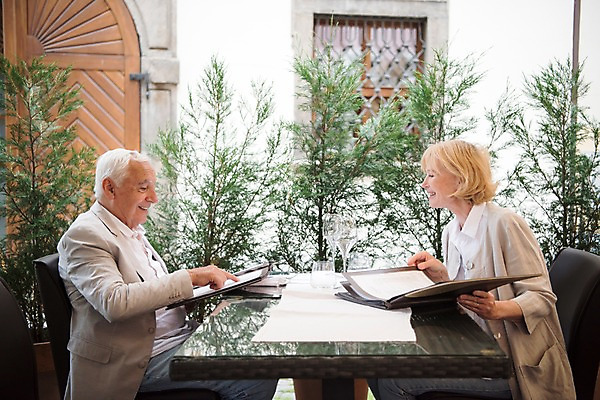 포토 JPG 주간 서양인 나무 응시 여자 노년 남자 의자 창문 미소 사람 앉기 상반신 야외 두명 옆모습 실버라이프 레스토랑 노부부 가리킴 선택 현관문 메뉴판 70대 체코 프라하 야외식당 야외테이블 국내포토 자연요소 외국인 식물 라이프스타일 부부 시선 유럽 뷰포인트 가구 컨셉 모션 탁자 표정 손짓 성인 문 식당 파일형식