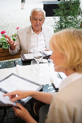 포토 JPG 주간 서양인 나무 응시 여자 노년 남자 사람 앉기 손짓 상반신 야외 두명 앞모습 뒷모습 실버라이프 레스토랑 노부부 가리킴 선택 메뉴판 화단 70대 체코 주문 프라하 야외식당 야외테이블 어려움 국내포토 자연요소 외국인 식물 라이프스타일 부부 시선 유럽 뷰포인트 컨셉 모션 탁자 성인 식당 파일형식