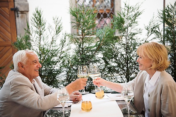 포토 JPG 주간 서양인 나무 응시 여자 노년 남자 와인잔 창문 미소 사람 상반신 야외 두명 옆모습 실버라이프 마주보기 레스토랑 노부부 건배 맥주잔 70대 체코 프라하 야외식당 야외테이블 국내포토 자연요소 외국인 식물 라이프스타일 부부 시선 유럽 뷰포인트 술잔 모션 탁자 표정 성인 식당 파일형식