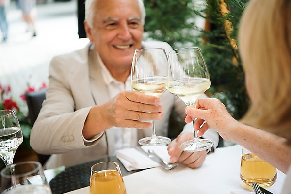 포토 JPG 주간 서양인 나무 응시 여자 노년 남자 와인잔 미소 들기 사람 상반신 야외 두명 앞모습 뒷모습 실버라이프 마주보기 레스토랑 노부부 건배 화단 맥주잔 70대 체코 프라하 야외식당 야외테이블 국내포토 자연요소 외국인 식물 라이프스타일 부부 시선 유럽 뷰포인트 술잔 모션 탁자 표정 성인 식당 파일형식