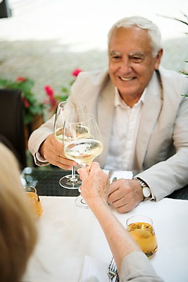 포토 JPG 주간 서양인 응시 여자 노년 남자 포크 와인잔 미소 사람 상반신 야외 두명 앞모습 뒷모습 실버라이프 레스토랑 노부부 건배 화단 맥주잔 70대 체코 프라하 야외식당 야외테이블 국내포토 자연요소 외국인 라이프스타일 식기 부부 시선 유럽 뷰포인트 술잔 탁자 표정 성인 식당 파일형식