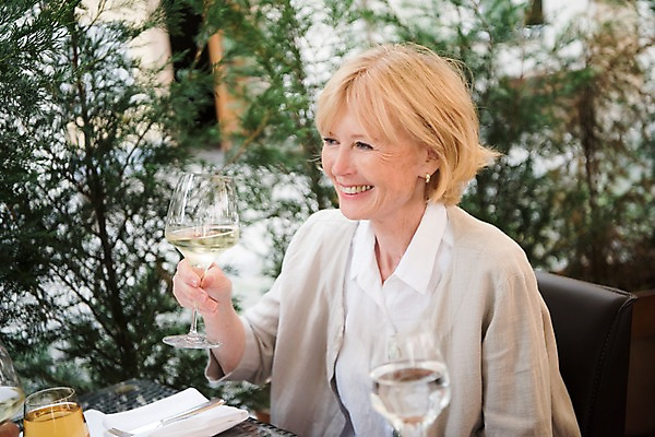 포토 JPG 주간 서양인 응시 여자 노년 포크 와인잔 의자 한명 미소 들기 사람 앉기 상반신 야외 옆모습 실버라이프 레스토랑 물컵 70대 체코 프라하 야외식당 노인여자한명만 국내포토 자연요소 외국인 1 라이프스타일 식기 시선 유럽 뷰포인트 가구 술잔 모션 표정 성인 컵 식당 여자한명만 노인여자만 파일형식