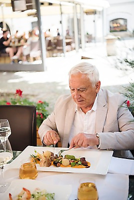 포토 JPG 주간 서양인 노년 남자 포크 와인잔 요리 한명 들기 사람 앉기 상반신 야외 앞모습 실버라이프 레스토랑 샐러드 나이프 맥주잔 70대 체코 프라하 야외식당 야외테이블 노인남자한명만 국내포토 자연요소 외국인 1 라이프스타일 식기 유럽 음식 뷰포인트 술잔 모션 탁자 성인 식당 칼 남자한명만 노인남자만 파일형식